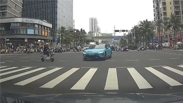 一辆小米SU7转弯时避让行人 因车速过快甩尾撞车