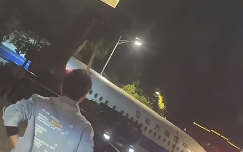 男子拍到武汉街头出现飞机 官方回应：系旧机拆解转运