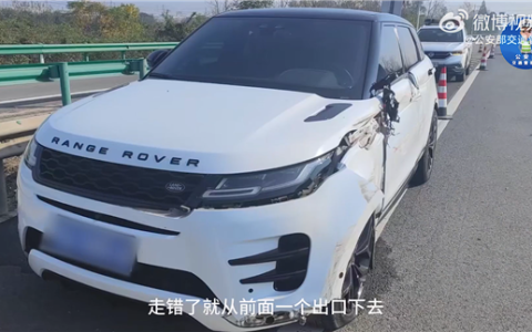 路虎走错路口直接倒车被货车撞 男子：我看后视镜了 他离很远