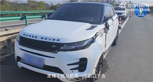 路虎走错路口直接倒车被货车撞 男子：我看后视镜了 他离很远