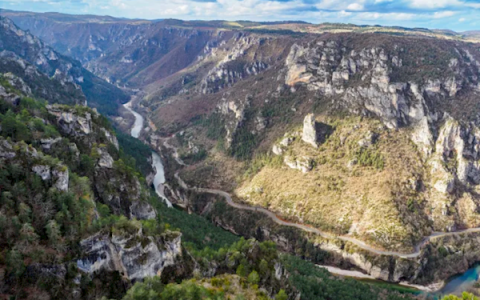 法国77岁老人不慎坠落近40米深谷被困：靠红酒撑过3天