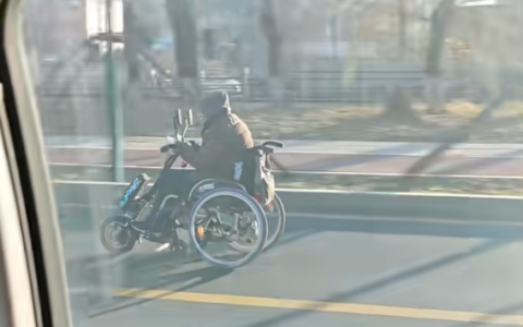 大爷坐轮椅快速路上狂飙：比汽车跑得都快