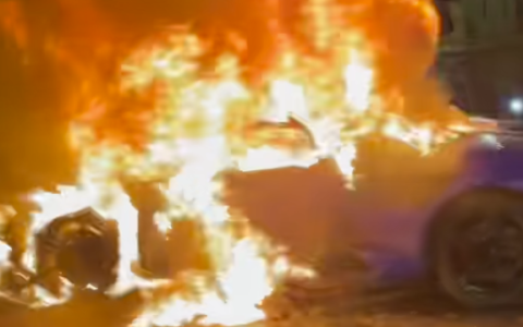 不止电车会起火 成都一兰博基尼撞上绿化带后自燃烧成空壳