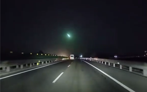 北方多地夜空现不明发光飞行物：不排除人造物体坠落