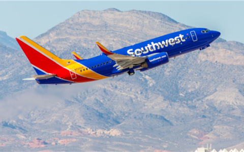 美国一架波音737客机险与直升机相撞 两机最近仅900米