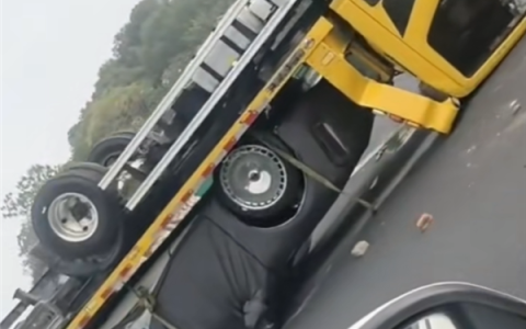 尊界S800拖车遭遇翻车事故 尊界、拖车俩车八轮朝天