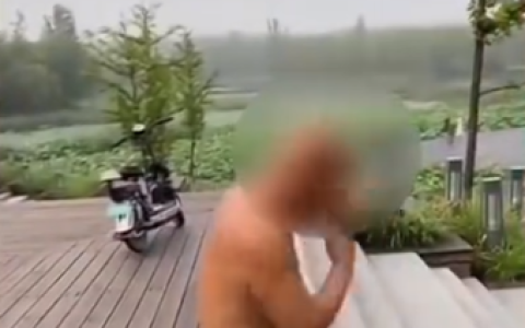 囧！老人每天拍头养生200下 结果致脑出血：医生释疑