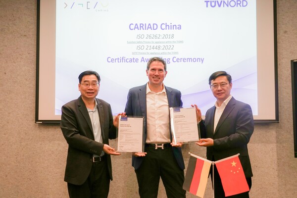 从左至右依次为：TUV北德亚太区首席执行官兼大中华区董事长任骏、大众酷翼CLO Dr. Robert Pomes、TUV北德大中华区副总裁朱柏宇