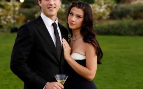 比尔盖茨小女儿公开恋情：男友撞脸扎克伯格