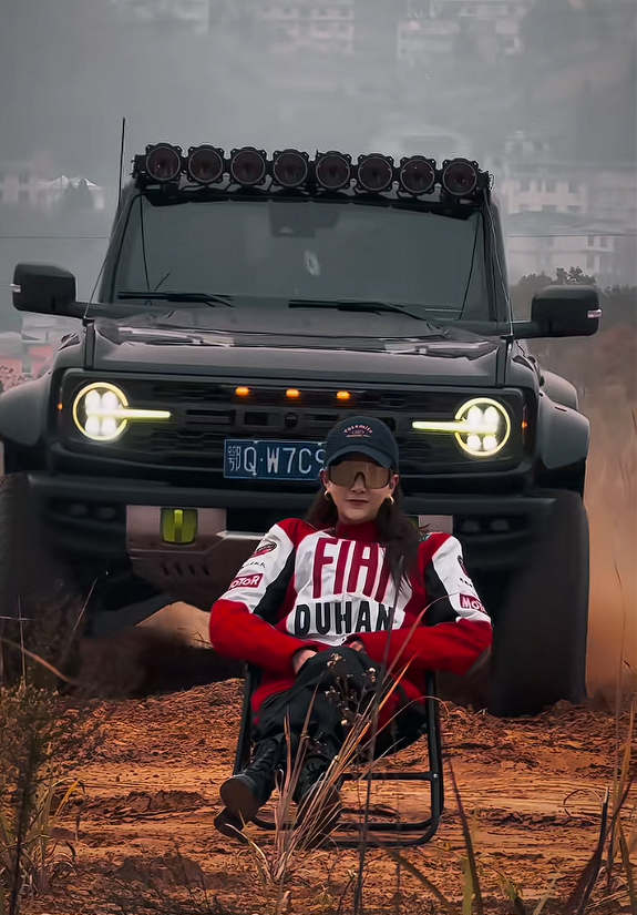 多人已被撞 网友跟风拍摄与冲坡越野车合影视频：太危险！