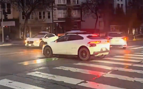 停电致Waymo无人驾驶出租车集体趴窝街头 官方详解原因所在