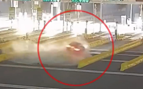 打着盹儿连撞30米水马 司机：开了辅助驾驶