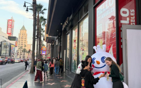 蜜雪冰城登陆美国好莱坞！定价2-5美元 首店日销800杯