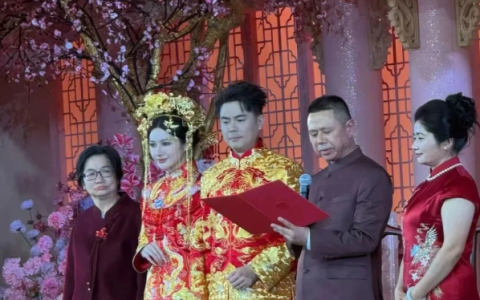 霸王茶姬创始人婚礼现场曝光：中式礼服 金光闪闪