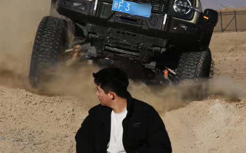 多人已被撞 网友跟风拍摄与冲坡越野车合影视频：太危险！