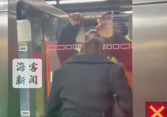 为防止逃票纽约地铁更换新闸机： 一女子直接被夹头