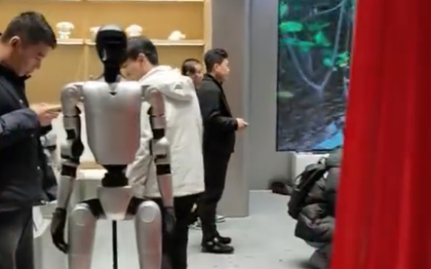 宇树科技首家线下门店开业！高管称人形机器人即将进入家庭