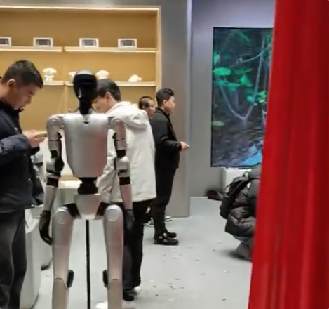 宇树科技首家线下门店开业!高管称人形机器人即将进入家庭