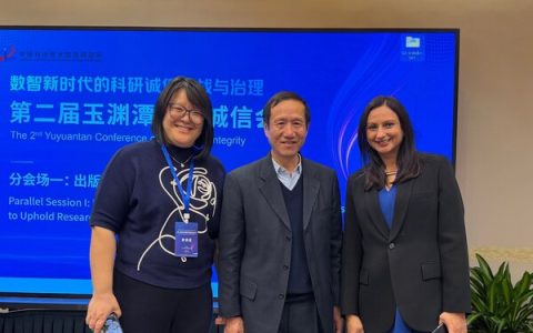 *左起：CACTUS中国区副总经理蔡莉琴女士 / STM中国顾问、开放获取期刊目录(DOAJ)中国大使、中国高校科技期刊研究会名誉理事长颜帅博士 / Paperpal产品技术总监Shilpi Mehra女士*