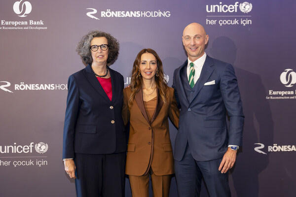 左起：Elisabetta Falcetti（欧洲复兴开发银行土耳其和高加索区董事总经理）、İpek Ilıcak Kayaalp（ Rönesans Holding董事会主席）、Paolo Marchi（联合国儿童基金会土耳其代表）