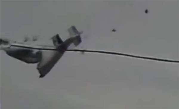 机龄超50年 俄罗斯安-22运输机坠毁画面曝光：空中直接折成两截