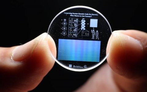 玻璃硬盘数据中心要来了！单块容量360TB、寿命138亿年