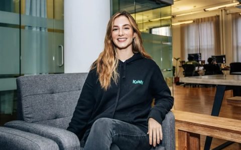 击败巨星泰勒斯威夫特！世界最年轻白手起家女亿万富翁诞生