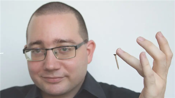 美国魔术师手掌植入芯片 但他忘记了密码