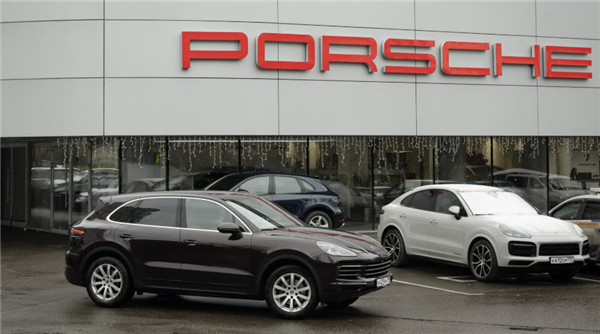 豪华汽车变“废铁” 俄罗斯数百辆保时捷突然被锁死！