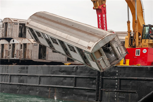 迈阿密将22辆“汽车”推入海底 给珊瑚当家