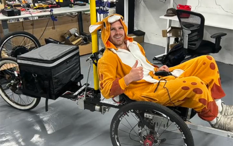 外卖小哥的竞争对手来了！全球首款自动送货自行车现身硅谷