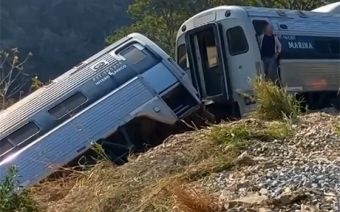 墨西哥一列车脱轨坠入7米深山谷：已致13死98伤