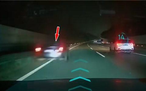 高速路上一个牙疼就地停车 一个开“智驾”不看路：撞了！