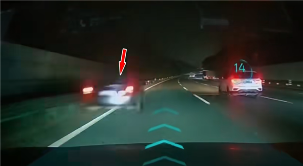 高速路上一个牙疼就地停车 一个开“智驾”不看路:撞了!