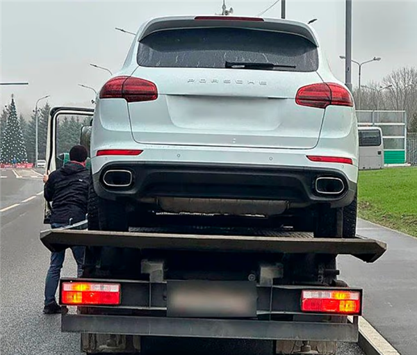 豪华汽车变“废铁” 俄罗斯数百辆保时捷突然被锁死！