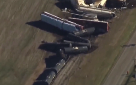 31节车厢跌落 美国再现火车脱轨事件：含毒化学品泄露