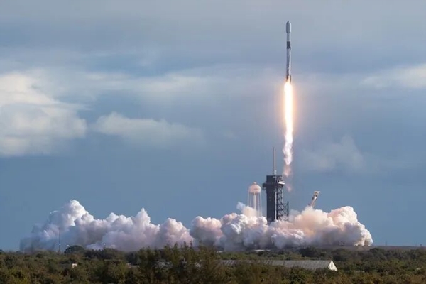 卫星拍卫星！超近距离看SpaceX星链