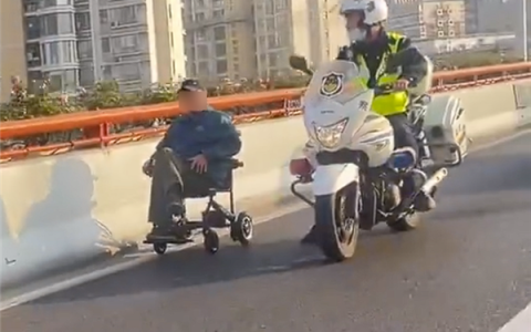 上海86岁老人把电动轮椅开上高架 官方通报：系误入