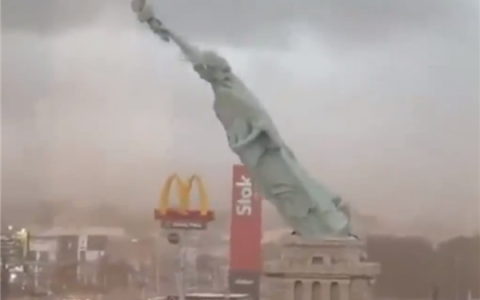 巴西复制版自由女神像被狂风吹倒 险些砸中一辆车
