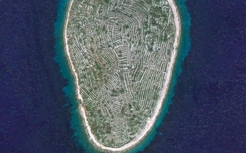 卫星发现一座奇怪的“指纹岛”！却无人居住