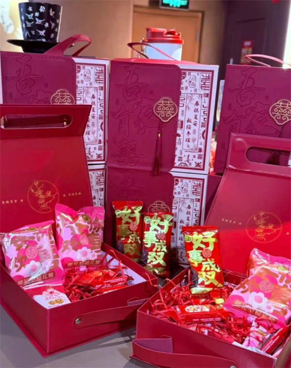霸王茶姬创始人婚礼现场曝光：中式礼服 金光闪闪