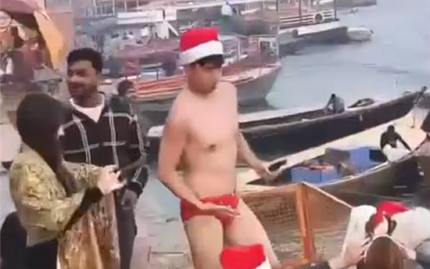 日本游客脱外衣欲下恒河遭当地人怒斥：被要求双手合十道歉