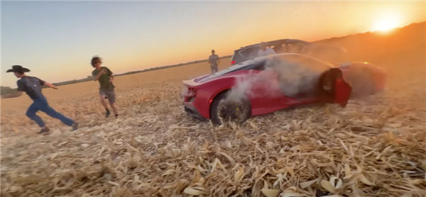 千万粉丝网红为博眼球烧掉价值40万美元的法拉利：却因逃税被抓