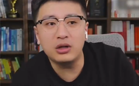 张雪峰复播戴上眼镜：宣布和过去划清界限 再说脏话加倍处罚