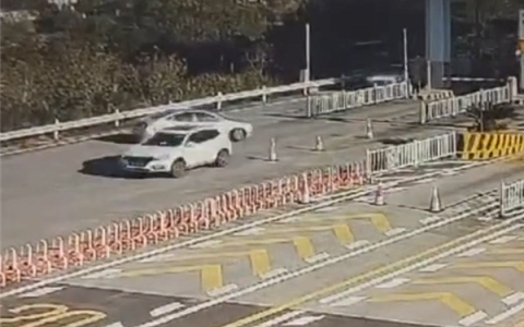 出服务区后直接掉头逆行试图下高速 司机：我年纪大了 没有加过油