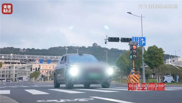 央视实测智驾神器不可靠：闯红灯、撞栅栏、毁气囊