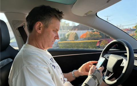 特斯拉FSD更新：允许车主在自动驾驶模式下发短信