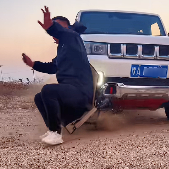 多人已被撞 网友跟风拍摄与冲坡越野车合影视频：太危险！