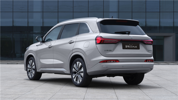 车内自带泡茶台 第三代赛力斯蓝电E5 PLUS上市：11.98万