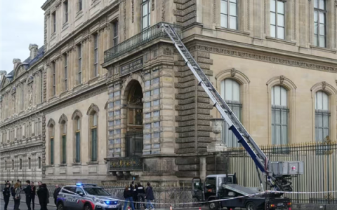 卢浮宫被盗后再发重大漏水事故：大量埃及古籍被泡